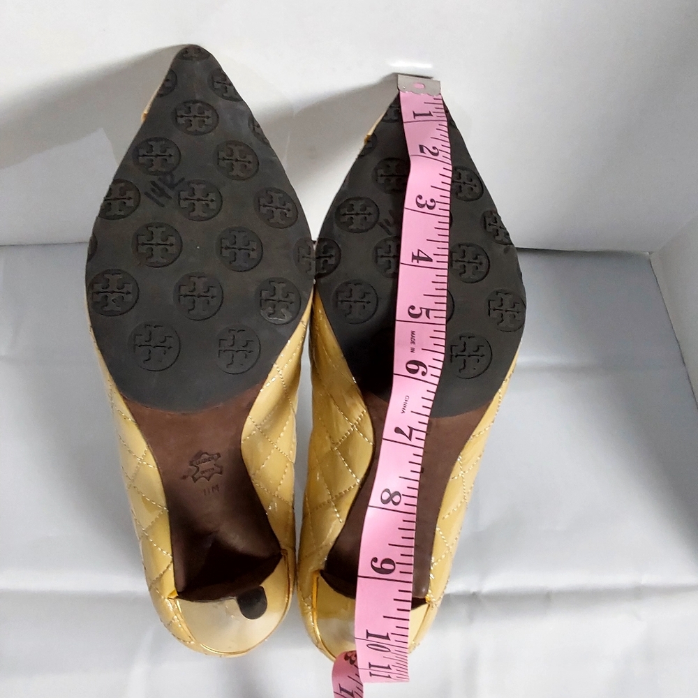 TORY BURCH KAITLIN BEIGE Gold Quilted Leather Wedges Cap Toe Pumps - Picture 13 of 14